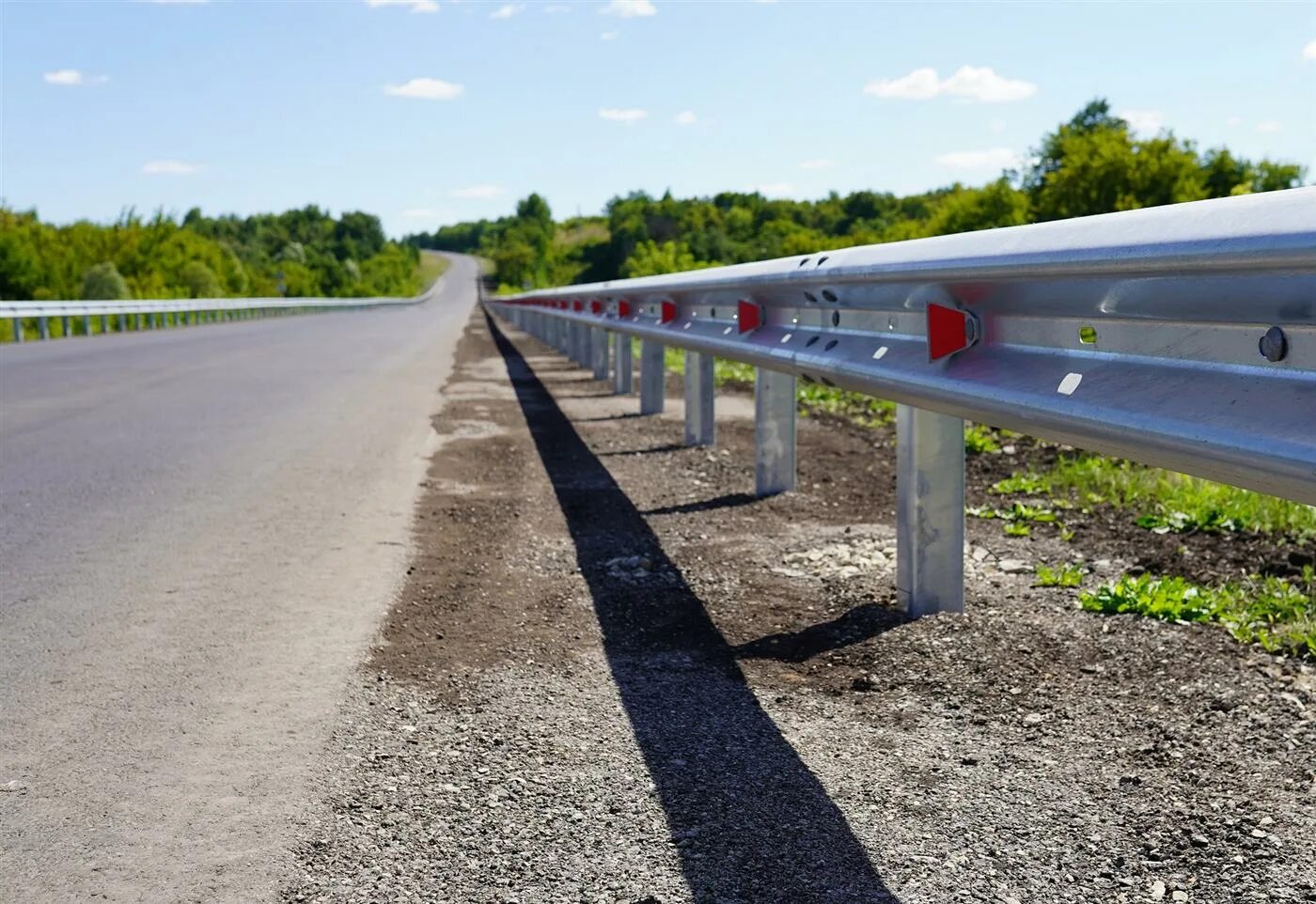 ограждение тротуара. дорожные пешеходные ограждения. металлическое барьерное ограждение трансбарьер. тросовое дорожное ограждение. ограждение дороги.