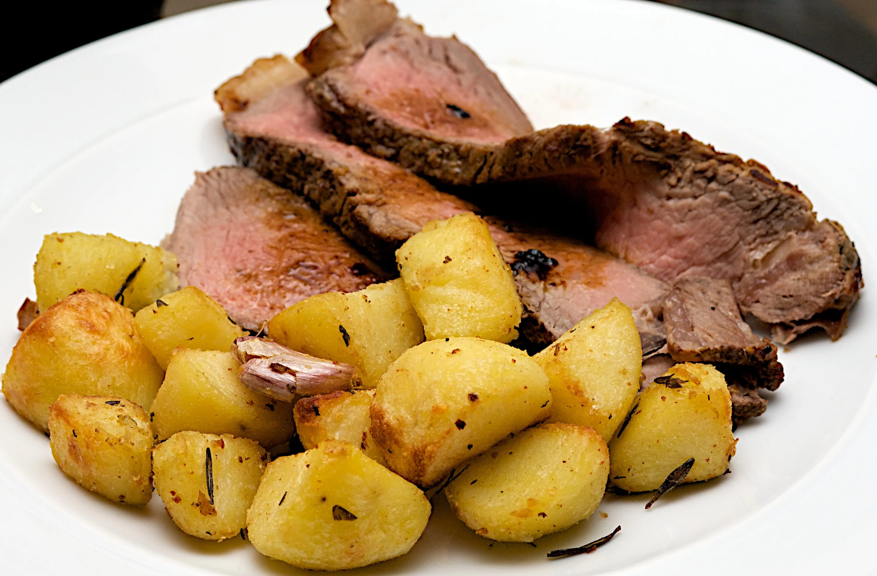 Ростбиф с картофелем. Ростбиф с картофелем. Ростбиф с картофелем. Выборг ресторан эспиля ресторан. Ростбиф с картофелем.