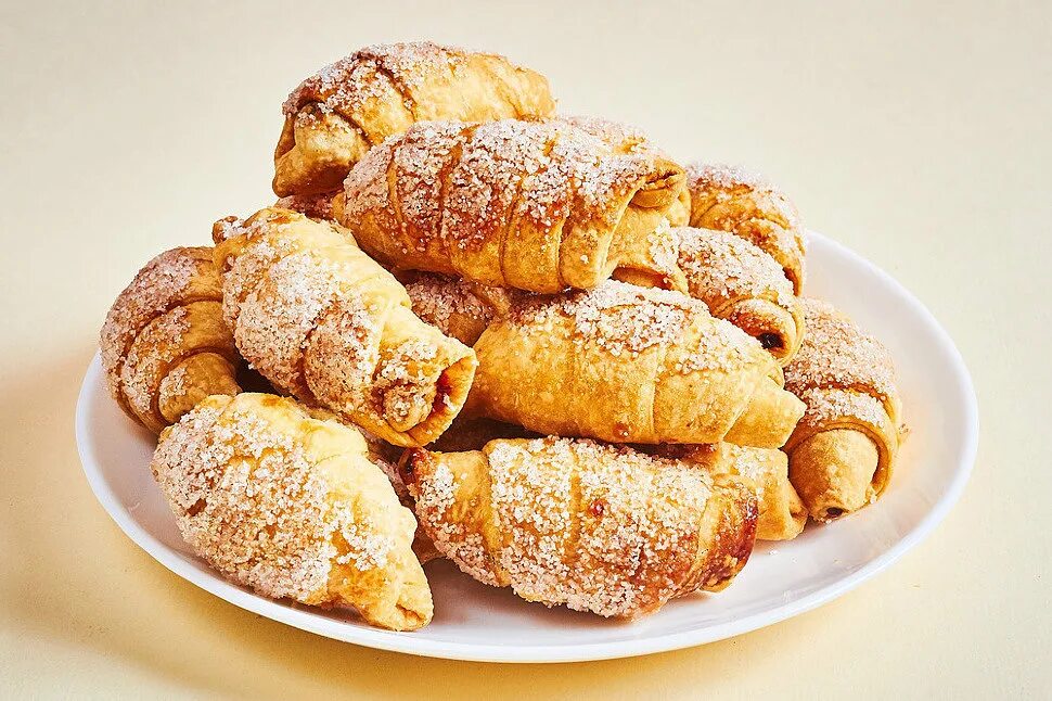 Рогалики жучки на дрожжах. Испечь жучки. Печенье жучки с повидлом. Жучки со сгущенкой. Тесто на жучки.