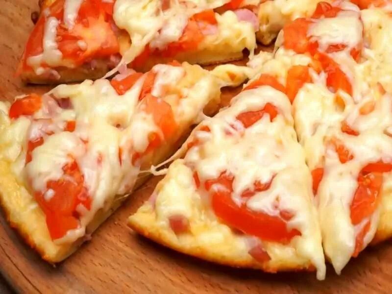 Пицца на сковороде. Пицца на сковороде с помидорами сыром и колбасой. Пицца на сковороде с сыром. Пицца на сковороде с майонезом.