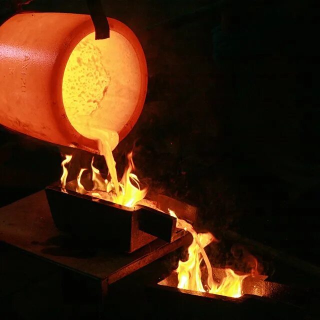 Прикоснулся к расплавленному металлу. Ковш с расплавленным металлом. The molten metal is poured into the mold. Металлургический завод. Литейное производство черных и цветных металлов.