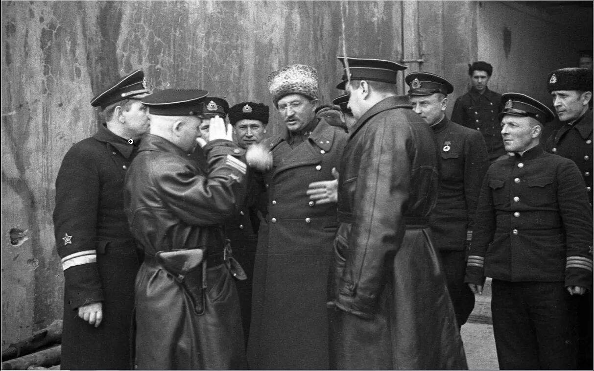 Кеннеди 1962. Небесный тихоход 1945. С. Через него держат связь шпионы с командованием. Разведчики великой отечественной.