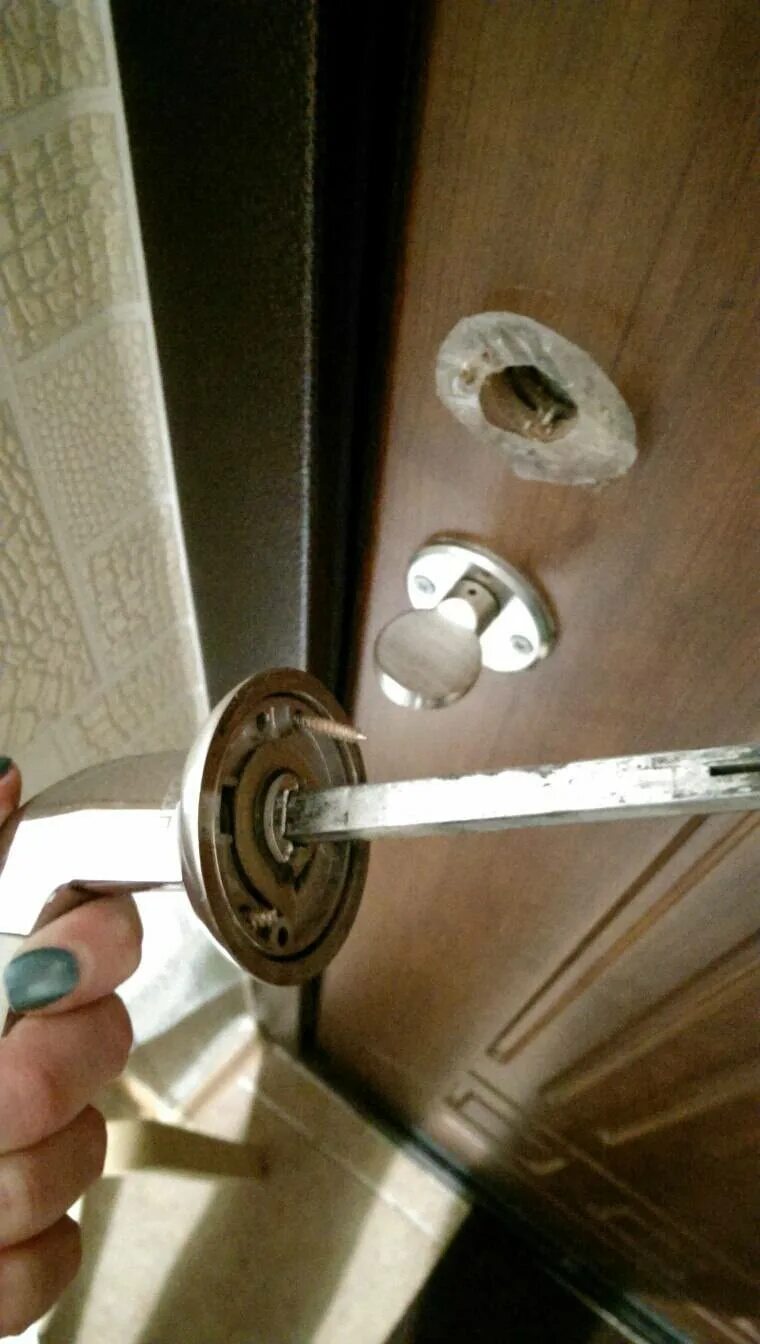 Разболталась ручка входной металлической двери. Разболталась дверная ручка межкомнатной двери. Ручка входной двери разболталась. Расшаталась дверная ручка.