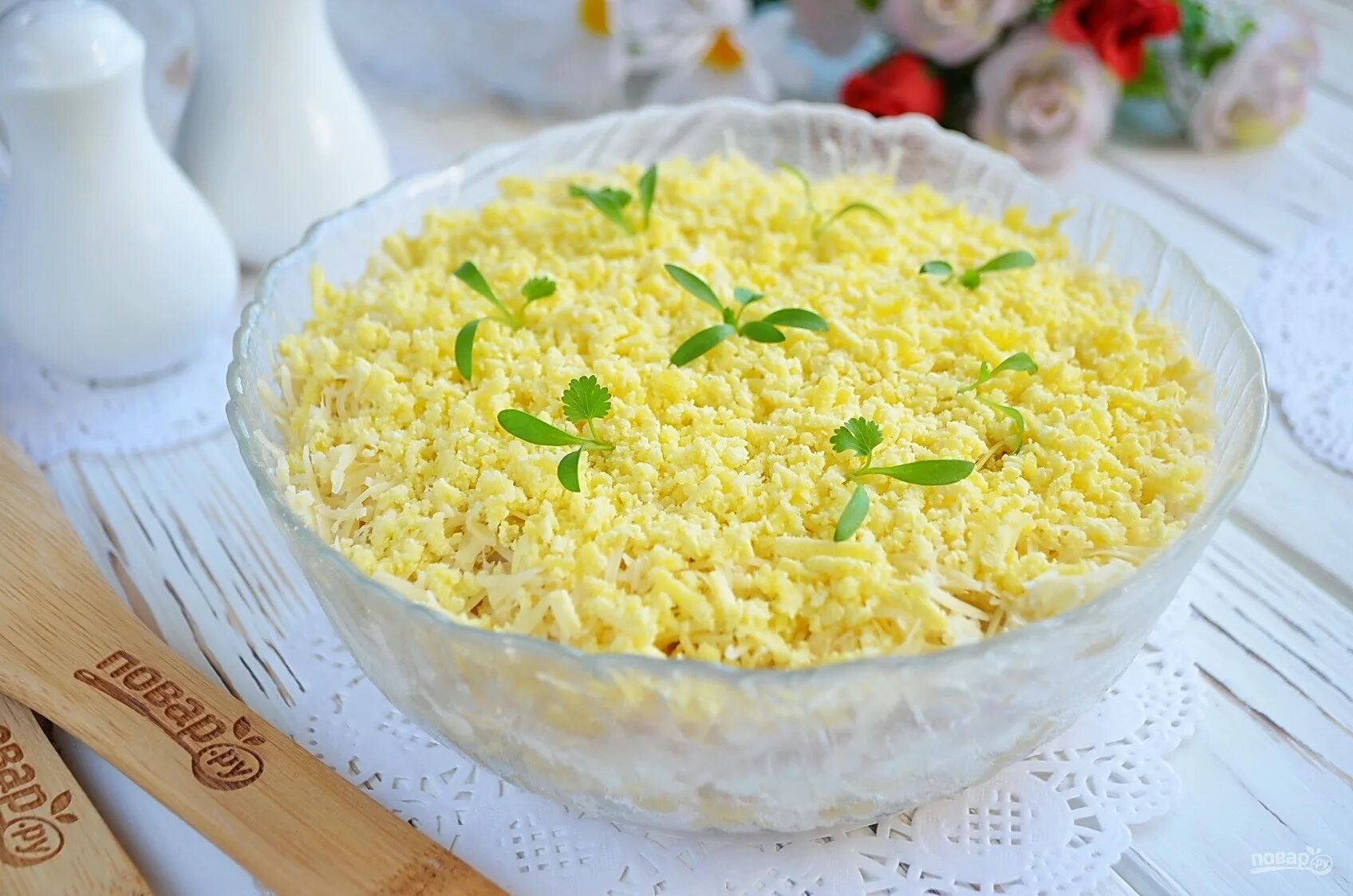 Рецепт салата с сыром нежный. Салат нежность. салат нежность с курицей. салат нежный с курицей и сыром. салат нежный с курицей и сыром слоями.