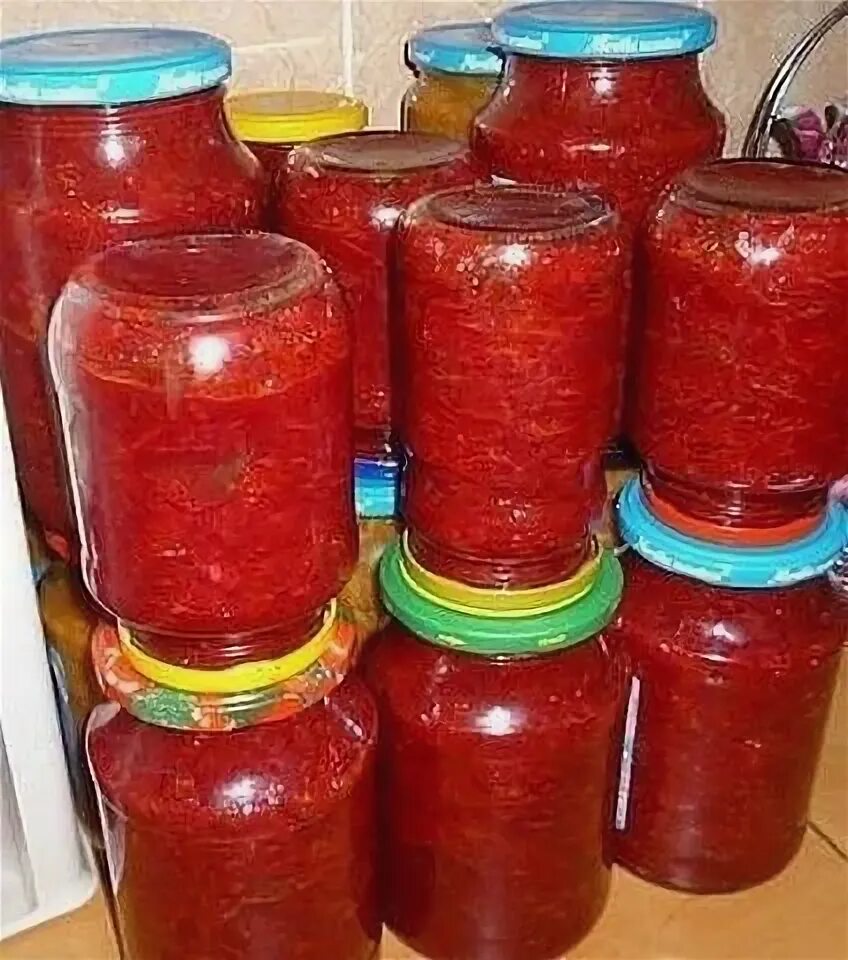 Аппетитка на зиму из помидор и моркови. Заготовки впрок на зиму. борщевая заправка на зиму в банках. борщ и салат. заправка для борща в маленькой баночке.