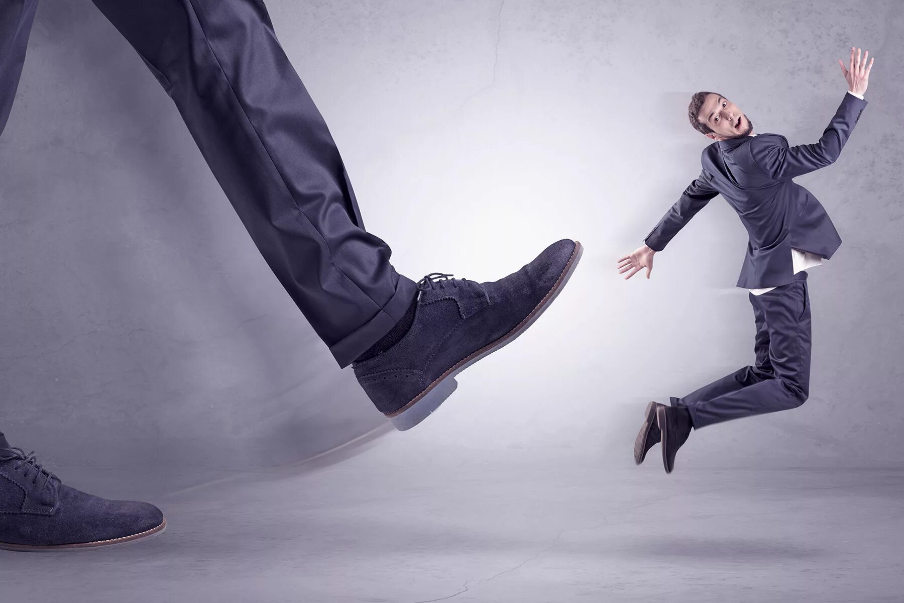 Раб на коленях. Подставил под ноги. Доминирующая девушка в отношениях. Дверь с ноги. Босые детские ноги на полу.