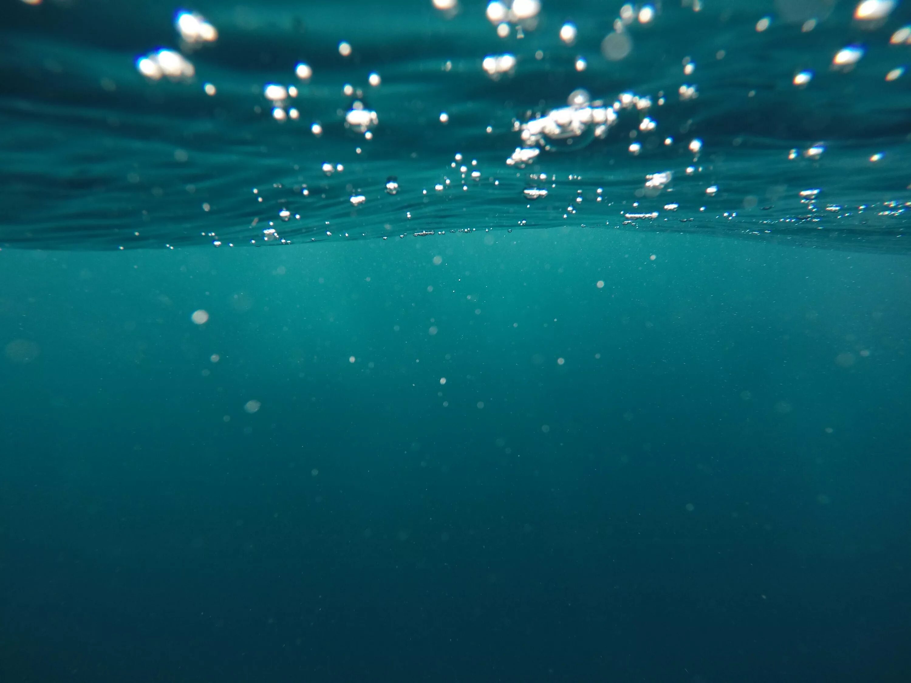 Толща воды океана. Фон под водой. Океан под водой. Море вода.