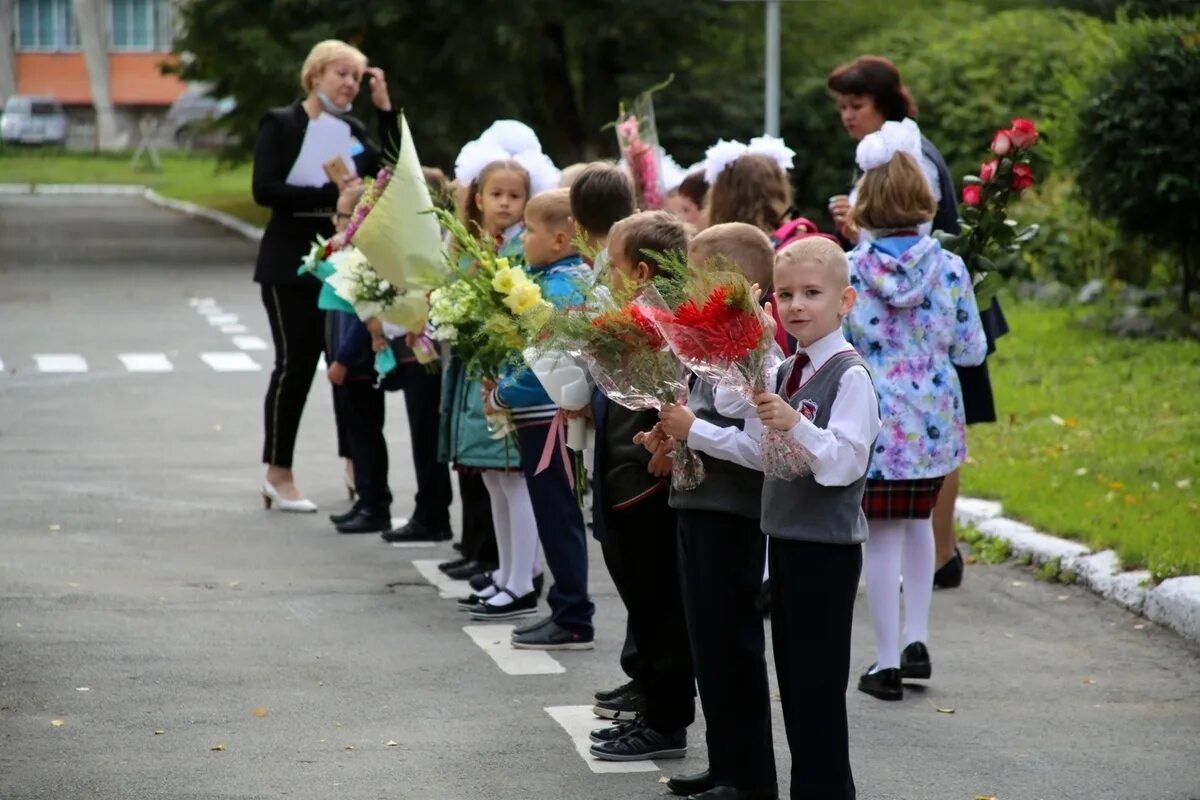 Школа 14 новосибирск. Линейка в школе. Линейка 1 сентября. Первоклассники линейка в школе. Первое сентября линейка в школе первоклашки.