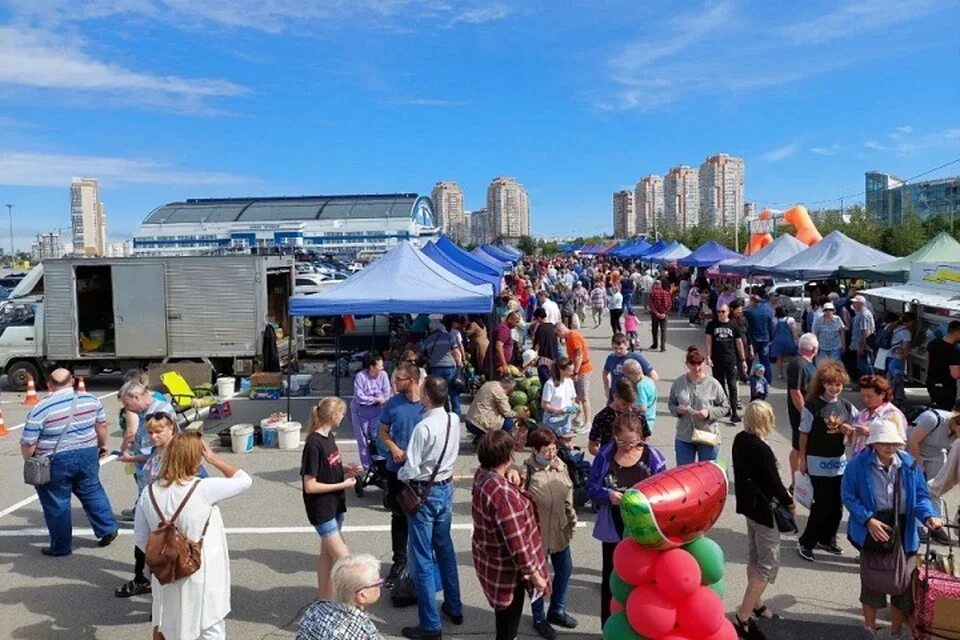 Дном хабаровск. Сельская ярмарка в Хабаровске. Ярмарка летом. Праздничная корзина на Ярмарке.