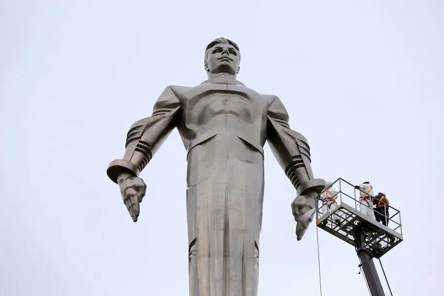 В каком городе памятник гагарину. Памятник Юрию Гагарину в Заволжье. Памятник Гагарину на Ленинском проспекте. Памятник Юрию Гагарину (Калуга). Памятник Юрию Гагарину в Москве из титана.