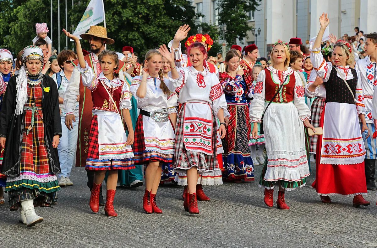 Праздник женщин в россии. Праздник национального костюма. Праздничные национальные одежду. Фестиваль национального костюма. Украинские национальные праздники костюмы.