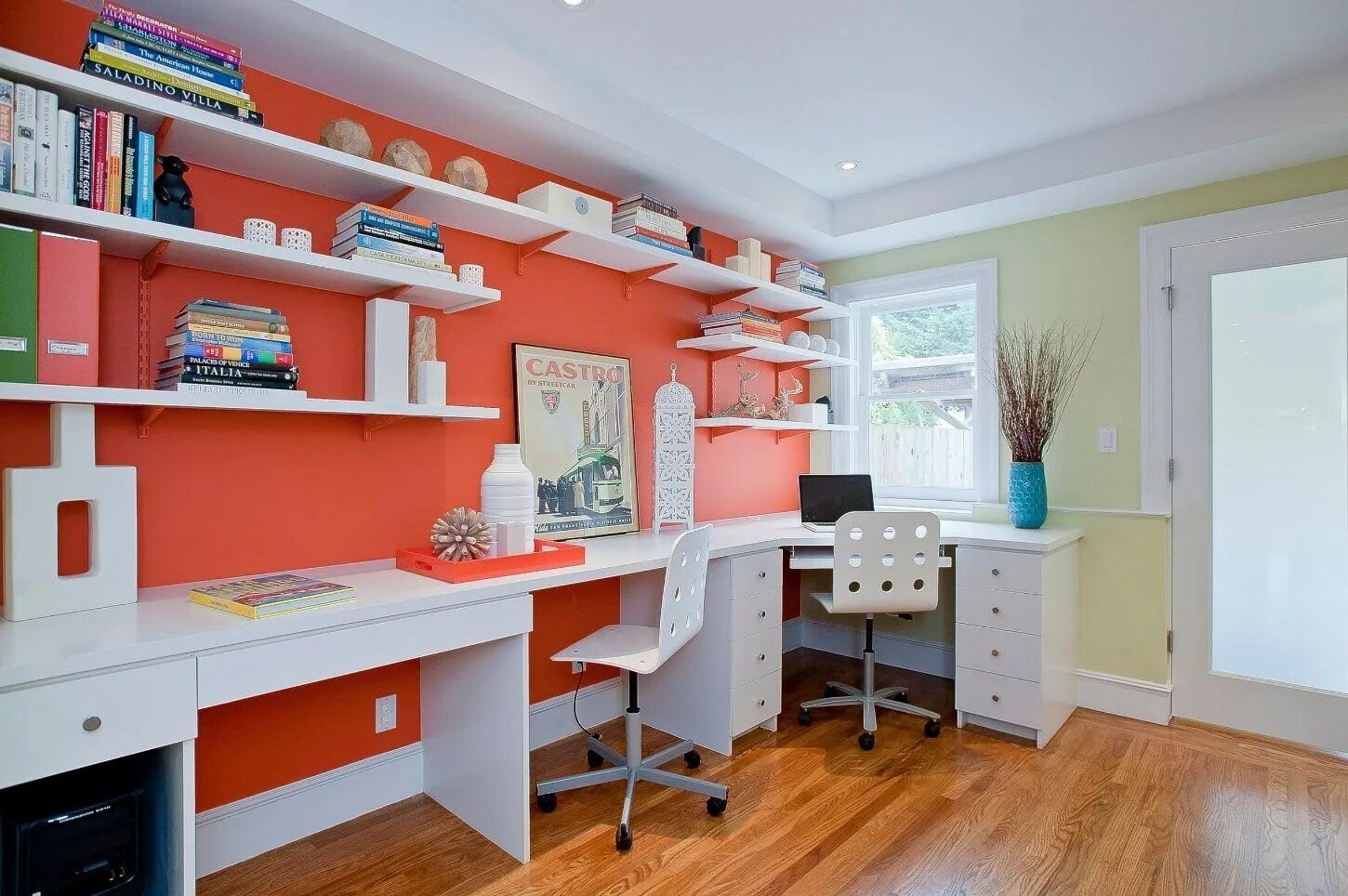 Компьютерный стол в интерьере. Рабочая зона стол. Рабочее место в скандинавском стиле. Угловой стол у окна. Полки над письменным столом.