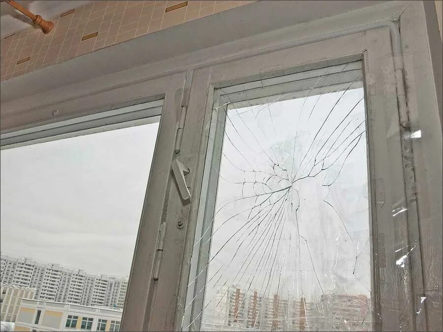 Трещина на балконе. Разбитые пластиковые окна. Окно разбито пластиковое. Окно стеклопакет. Разбитые ПВХ окна.