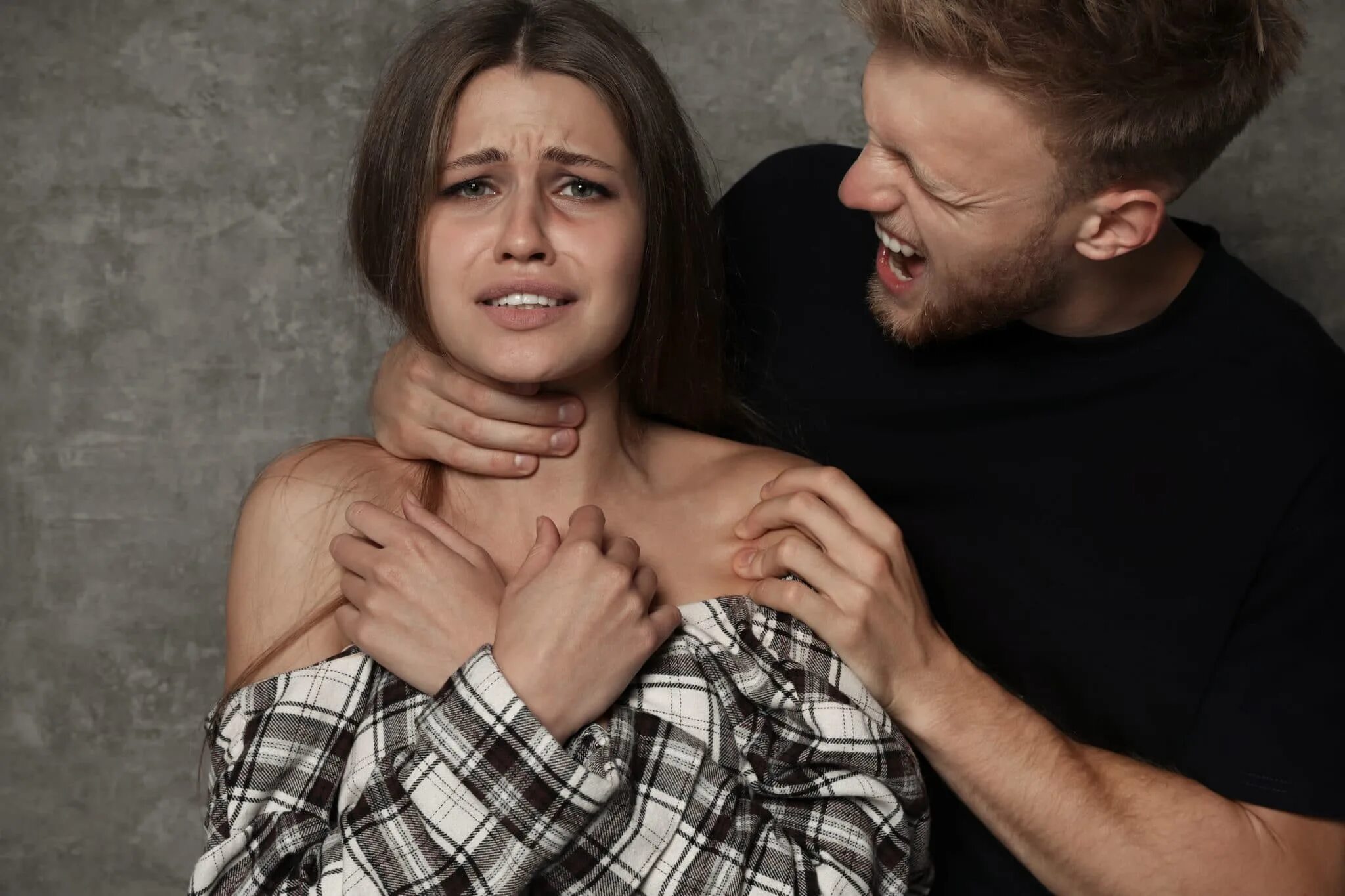 Choking woman. Man choking woman. Жена друга была в душе