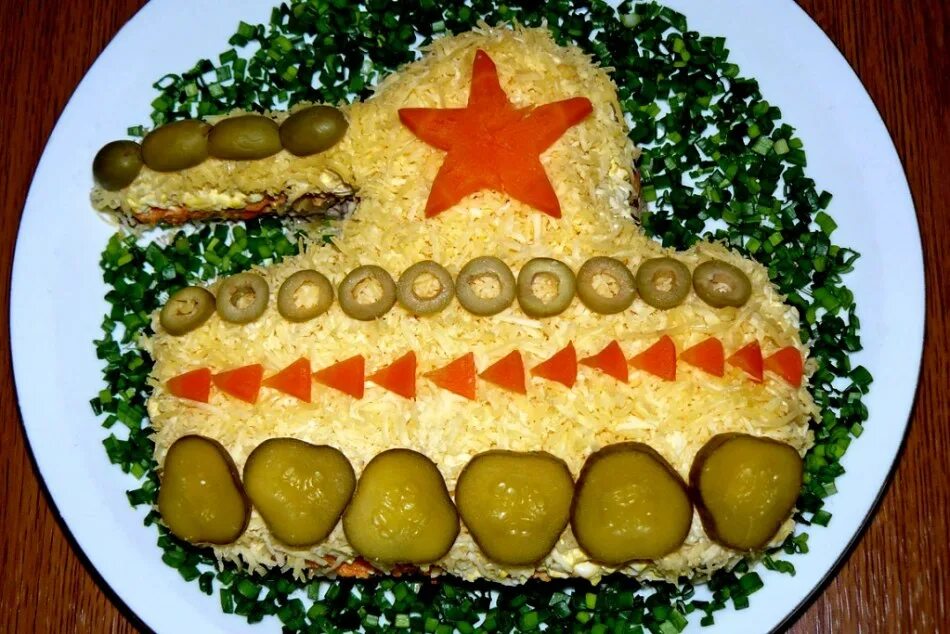 Танк из салата. Оригинальный стол на 23 февраля. Украшение стола на 23 февраля. Праздничный завтрак на 23 февраля. Канапе с черным хлебом.