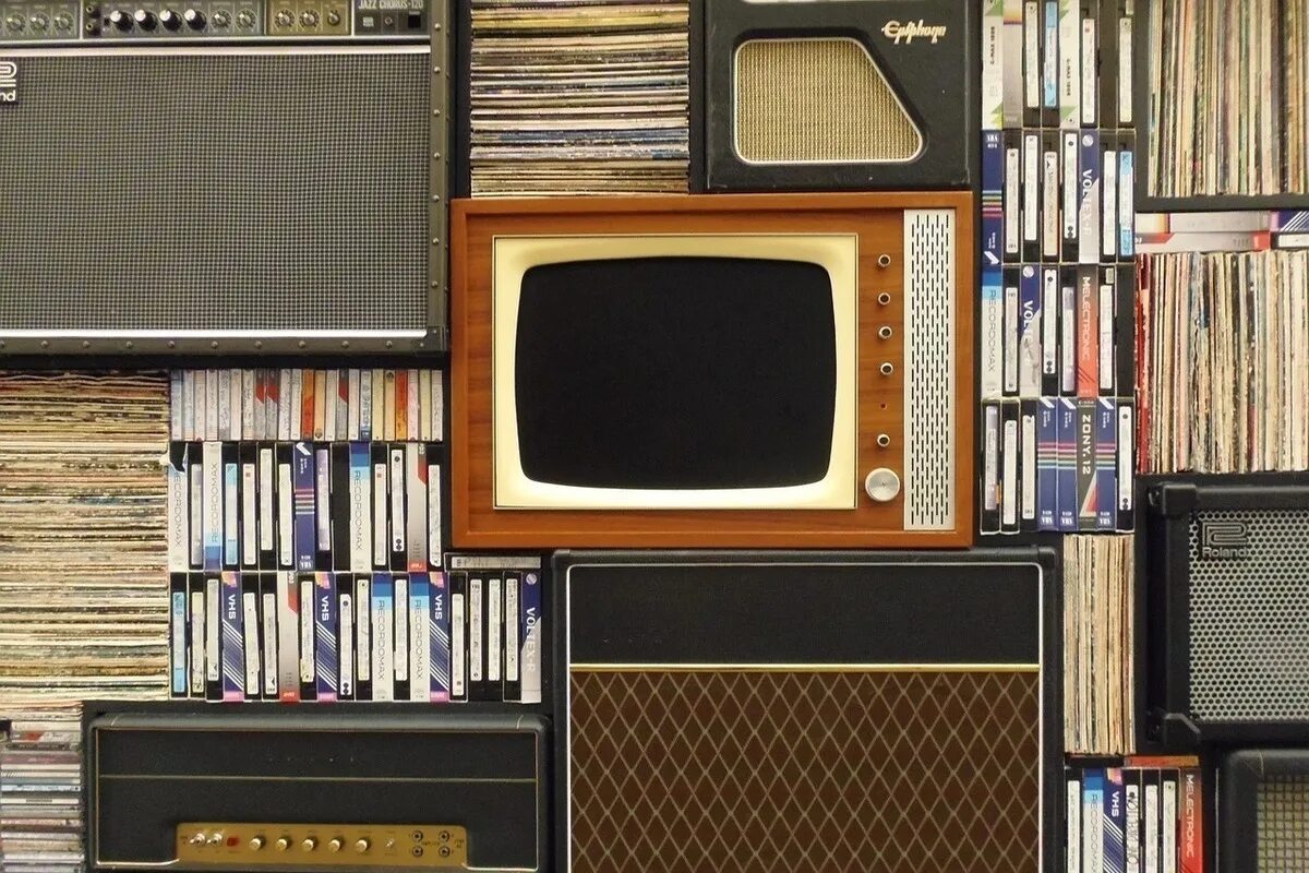 Книги телевизионное. Старые видеокассеты. Книга и телевизор. Каналы на телевизоре. Телевизор информация.