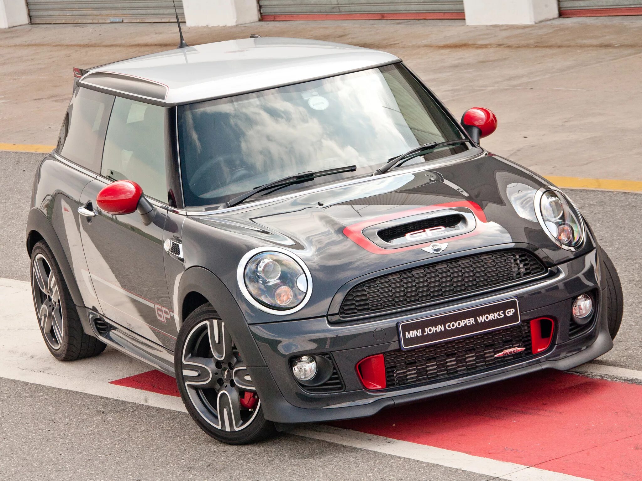 Мини купер дубровский. Мини Купер. Mini Cooper bamper 2012. Мини Купер Джон Купер Воркс. Мини Купер оливковый.