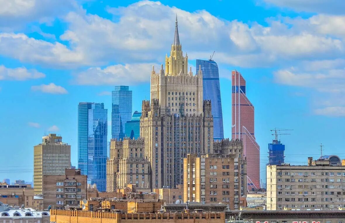 Москва сити и церковь. Москва сити храм христа спасителя. Москва район якиманка вид на собор христа. Вид на гостиницу украина и москва сити. Храм христа спасителя на фоне москва сити.