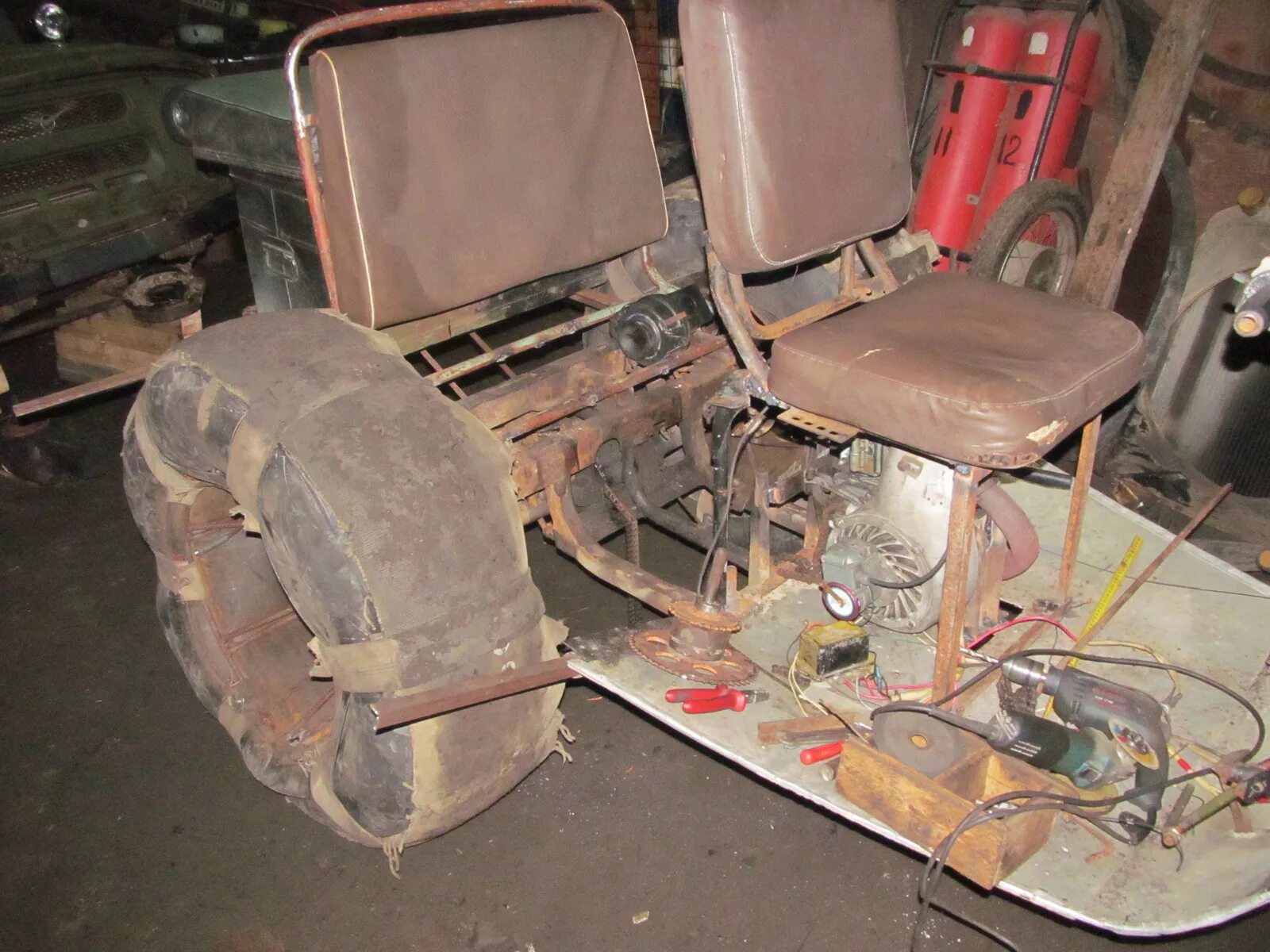 Каракат на камерах газ 66. Болотоход переломка уаз. Рама на каракат переломка. Как сделать каракат своими руками. Каркас кабины каракат.