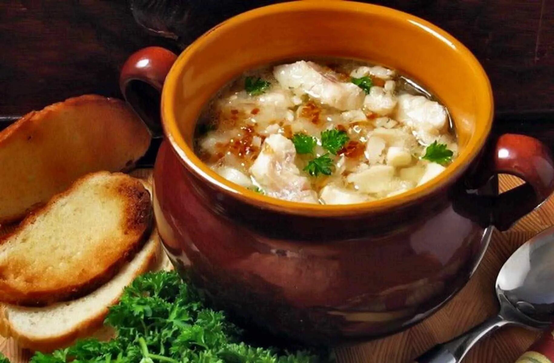 Картофель в горшочке с рыбой. Рыба с картошкой в горшочках в духовке. Рыба в горшочках в духовке. Рыба в горшочке с овощами. Красная рыба в горшочках.