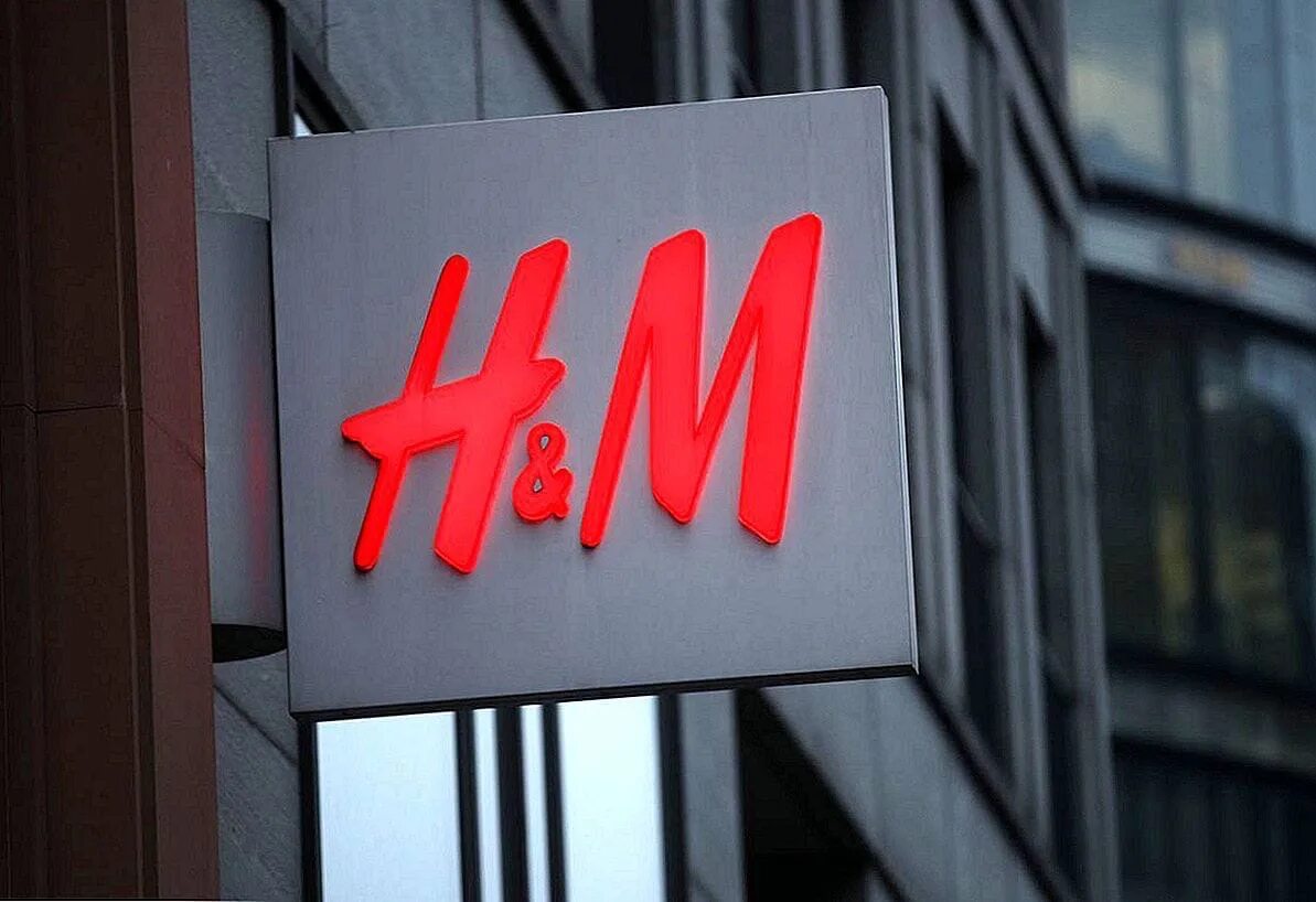 Вывески м. H&M. H M магазин. H M логотип. Логотип магазина h and m.