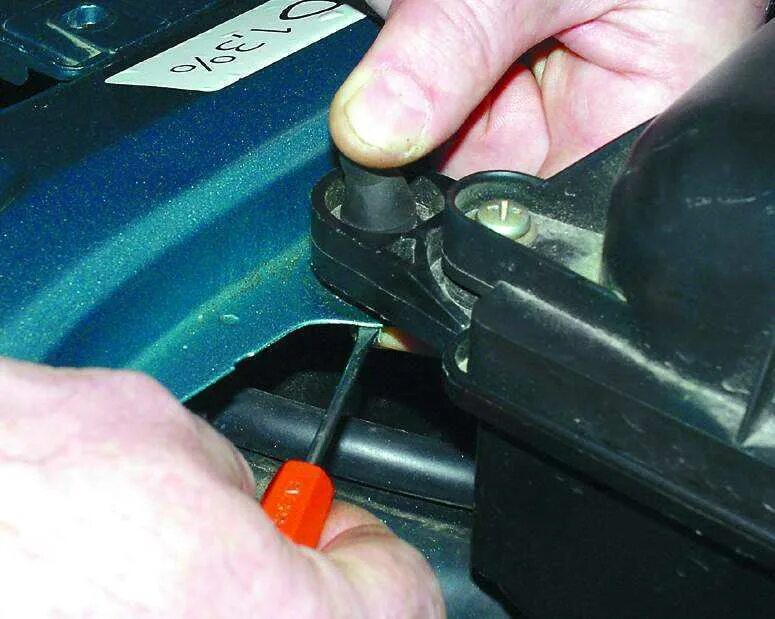 фильтр салона ваз 2110. как снять фильтр ваз 2110. крепеж воздушного фильтра ваз 2110. корпус воздушного фильтра ваз 21213 карбюратор. салонный фильтр ваз 2112 16 клапанов.