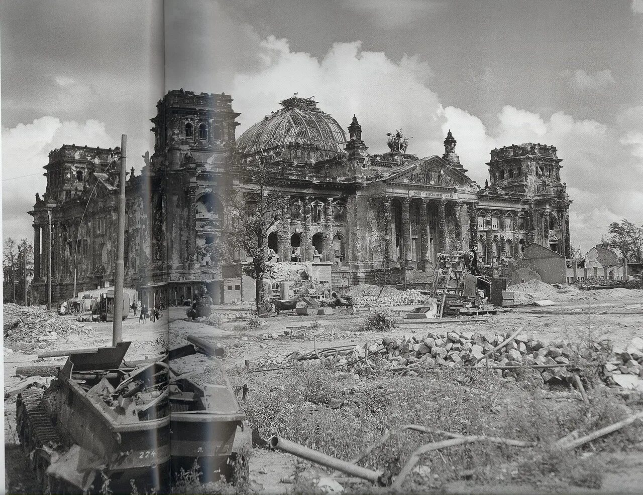 Рейхстаг в Берлине 1945. Штурм Рейхстага 1945 Знамя Победы. Рейхстаг здание 1945. Разрушенный берлин