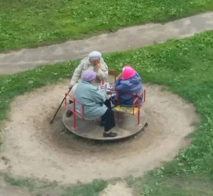 Бабушки на карусели. Бабки на карусели. Бабки крутятся на карусели. Бабушки на детской площадке. Бабушка пописала