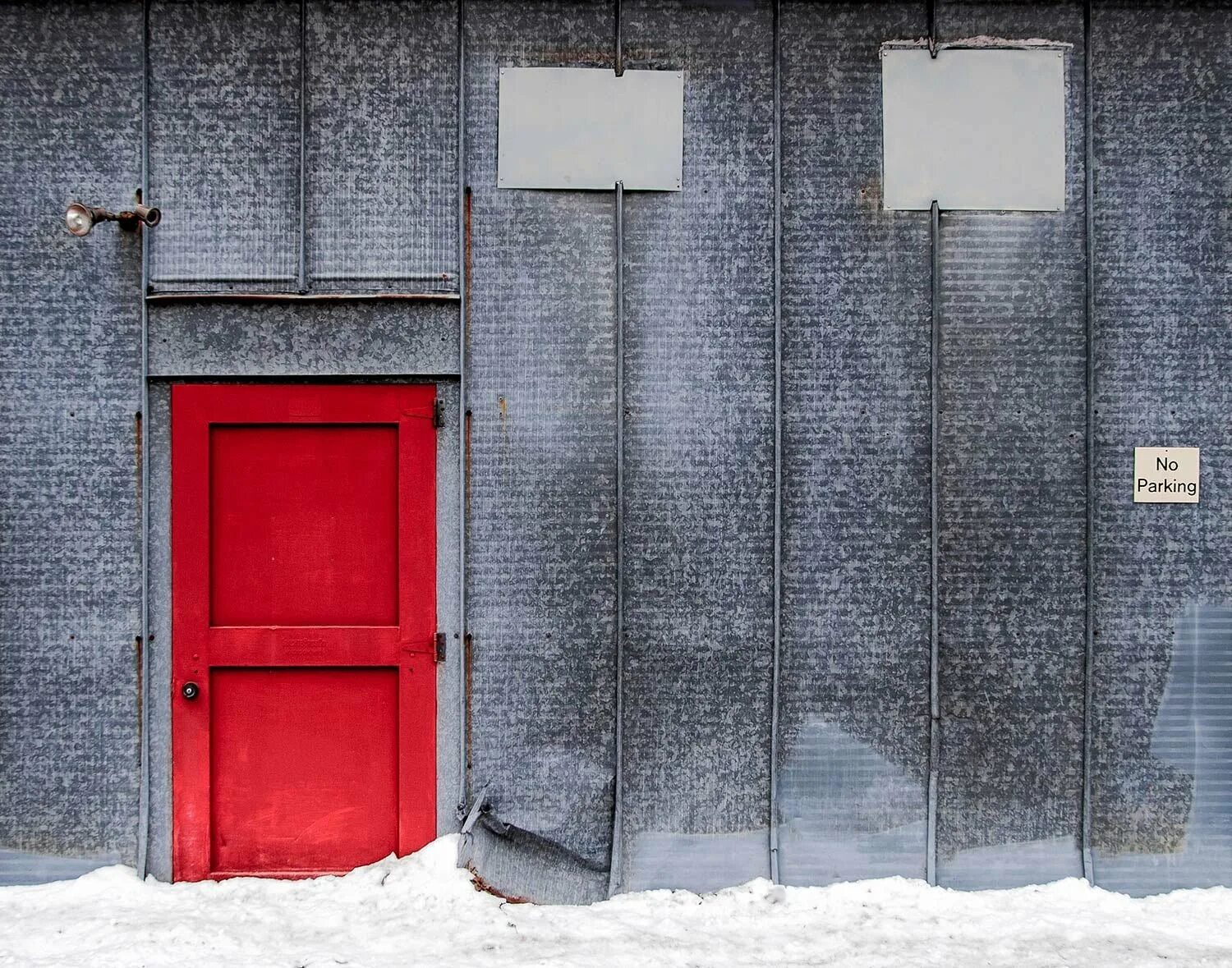 Красная дверь. Красная входная дверь. Стена с дверью фон. Красное окно. Как открыть красную дверь