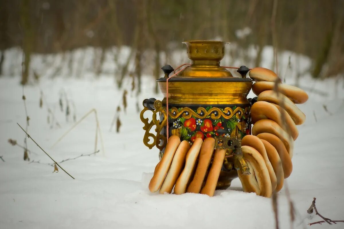 Самовар зимой. Самовар с баранками. Масленица блины самовар.