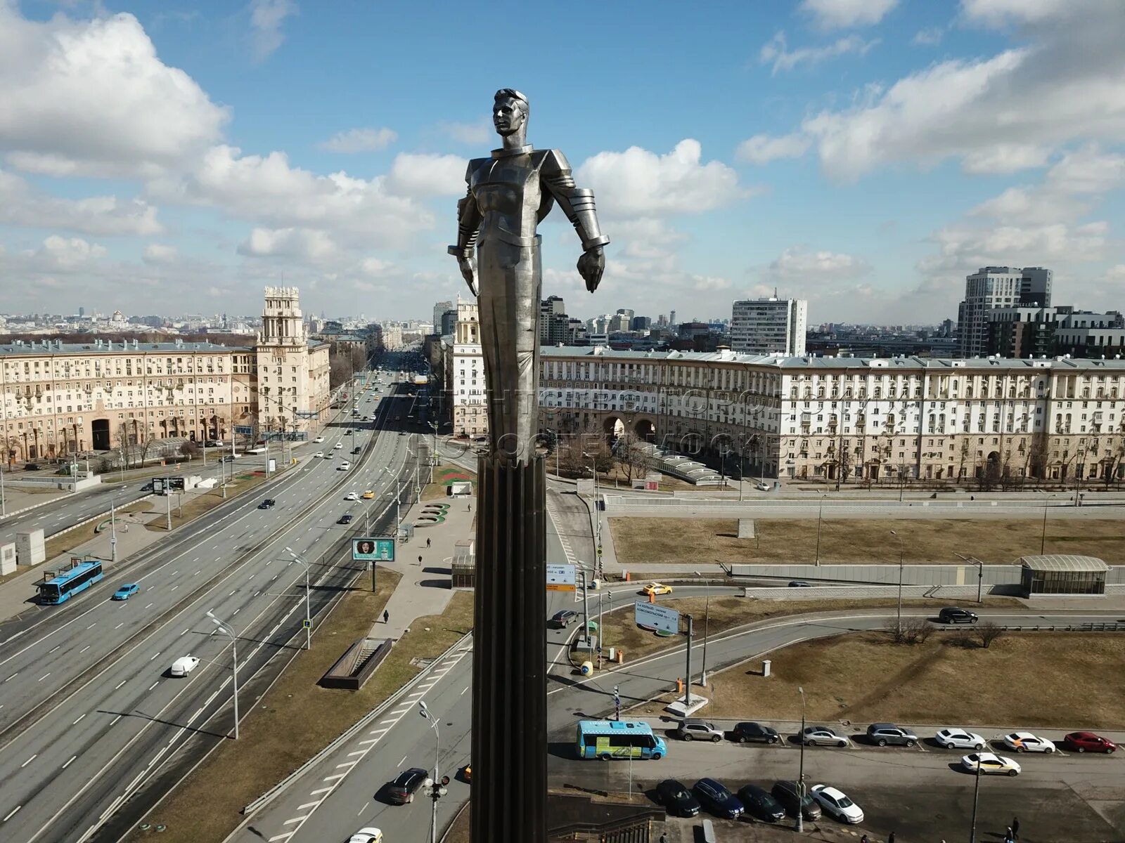 Москва гагарин будет. Памятник Гагарину в Москве на Ленинском проспекте. Памятник Юрию Гагарину в Москве на Ленинском проспекте. Памятник Гагарину Ленинский Ленинский проспект. Гагарин статуя на Ленинском проспекте.