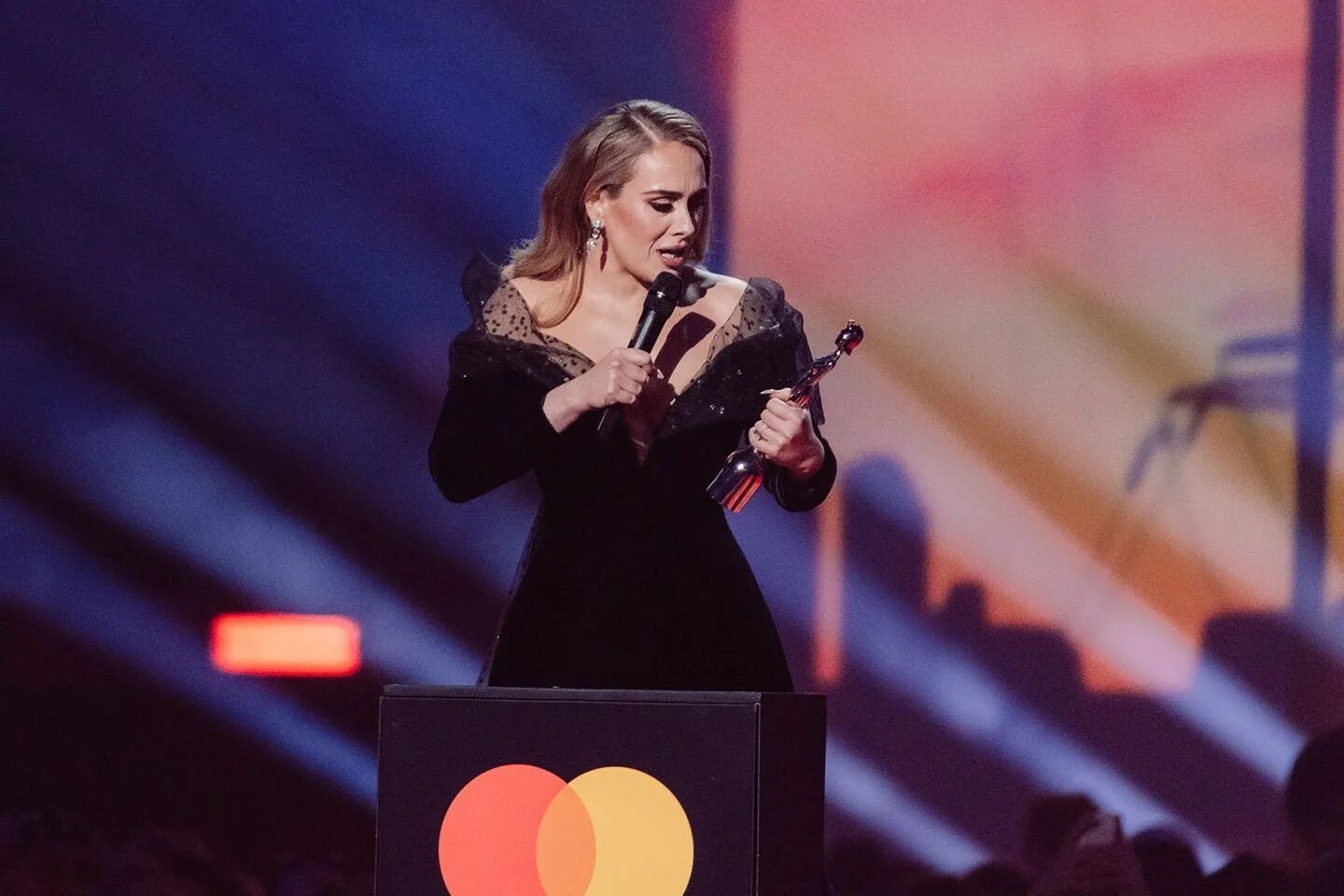 Brit awards статуэтка 2022. статуэтка brit awards 2017. Brits. Brit awards 2019. Brit awards 2022.