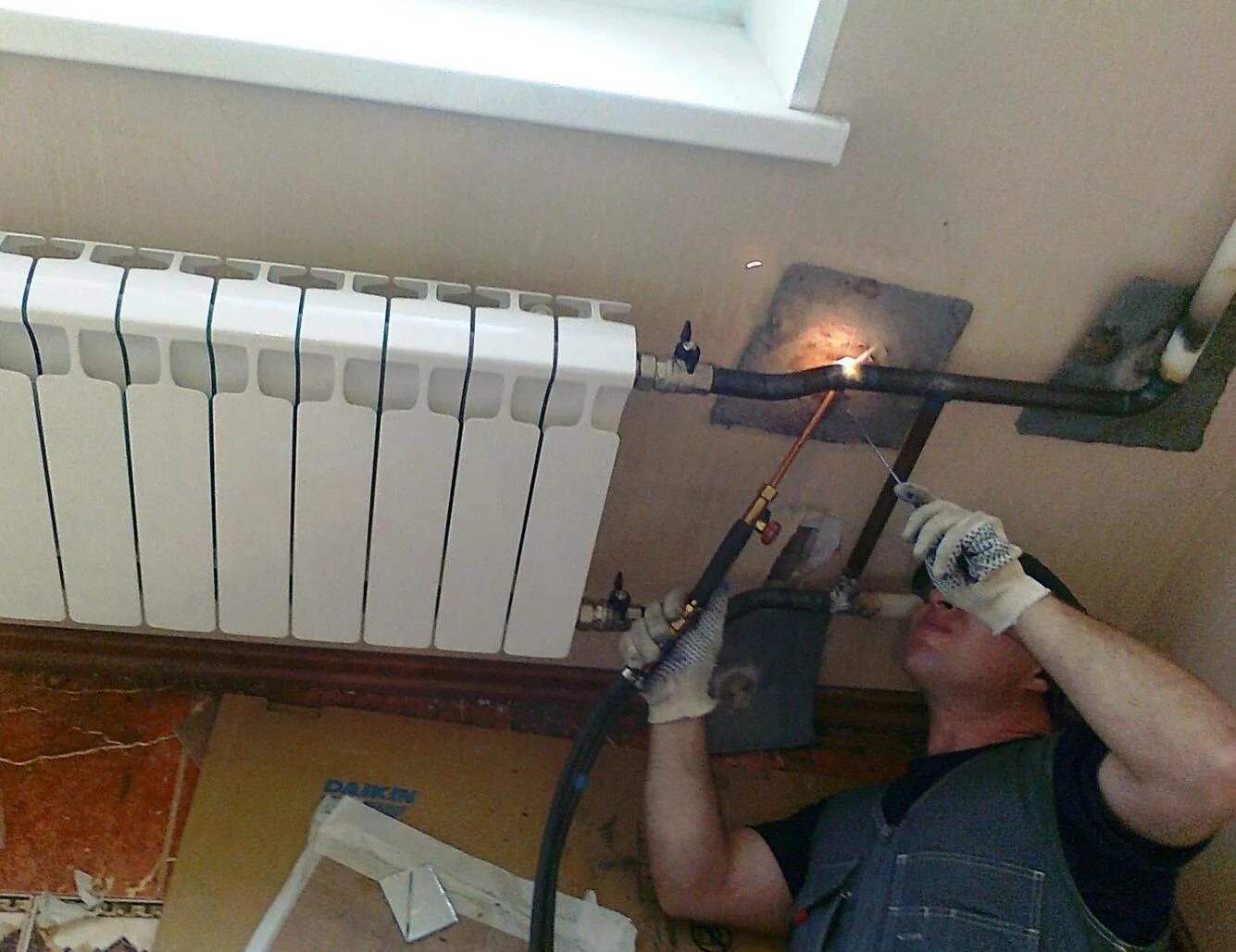 Угол наклона батареи отопления. Схема установки уклона радиатора отопления. Система отопления в квартире. Батарея отопления радиаторы. Байпас для радиатора.