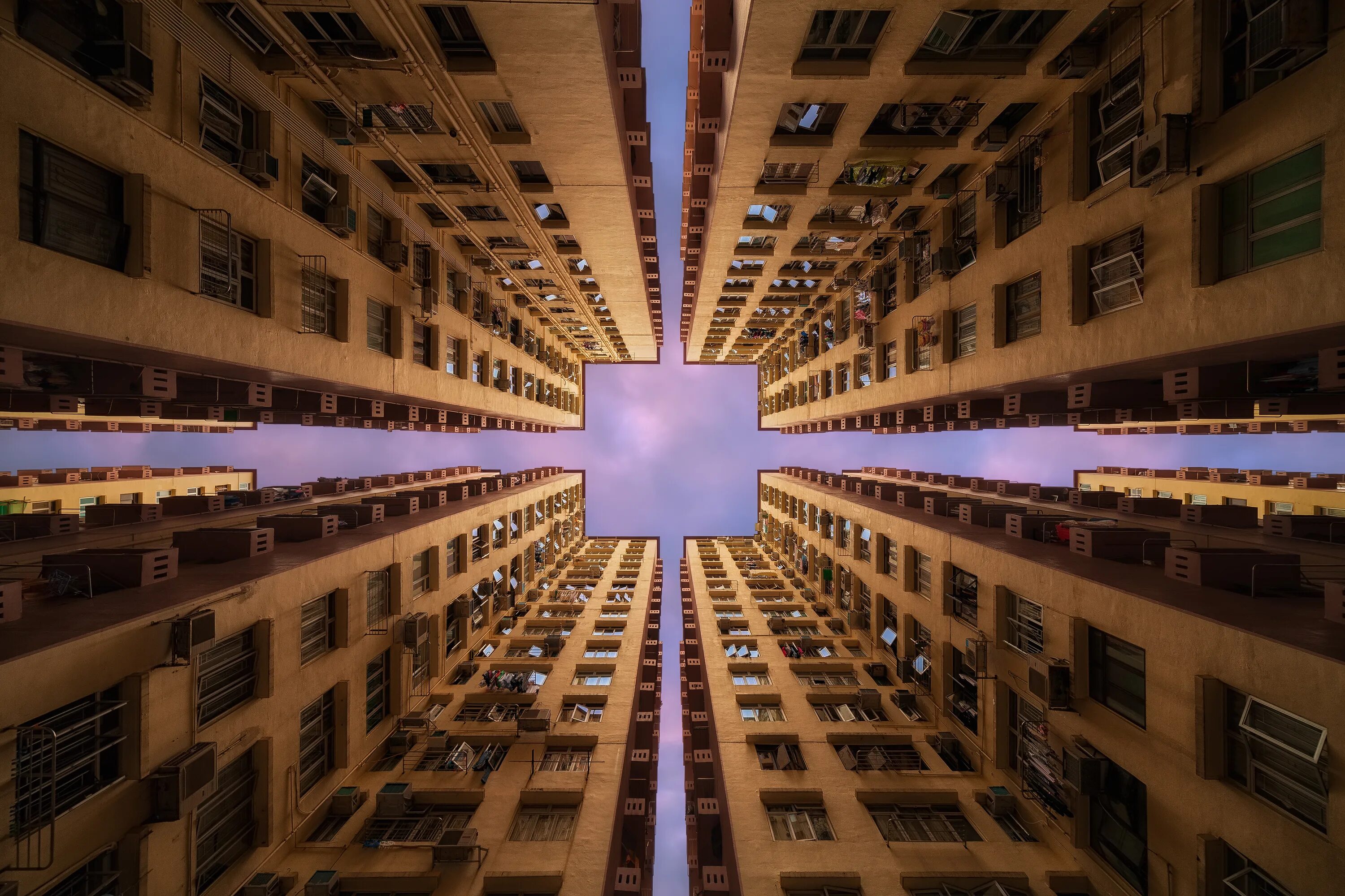 Видео снизу вверх. Небоскреб Гонконга скайскрепер. Здание вид снизу. Здание сверху. Здание в перспективе.