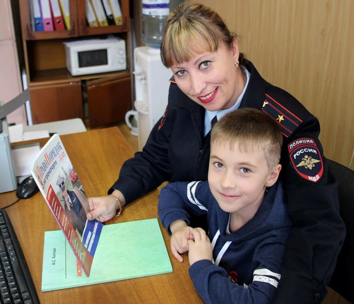 Угроза пдн. Полиция для детей. Подразделение по делам несовершеннолетних. Форма инспектора по делам несовершеннолетних. Полицейский для детей.