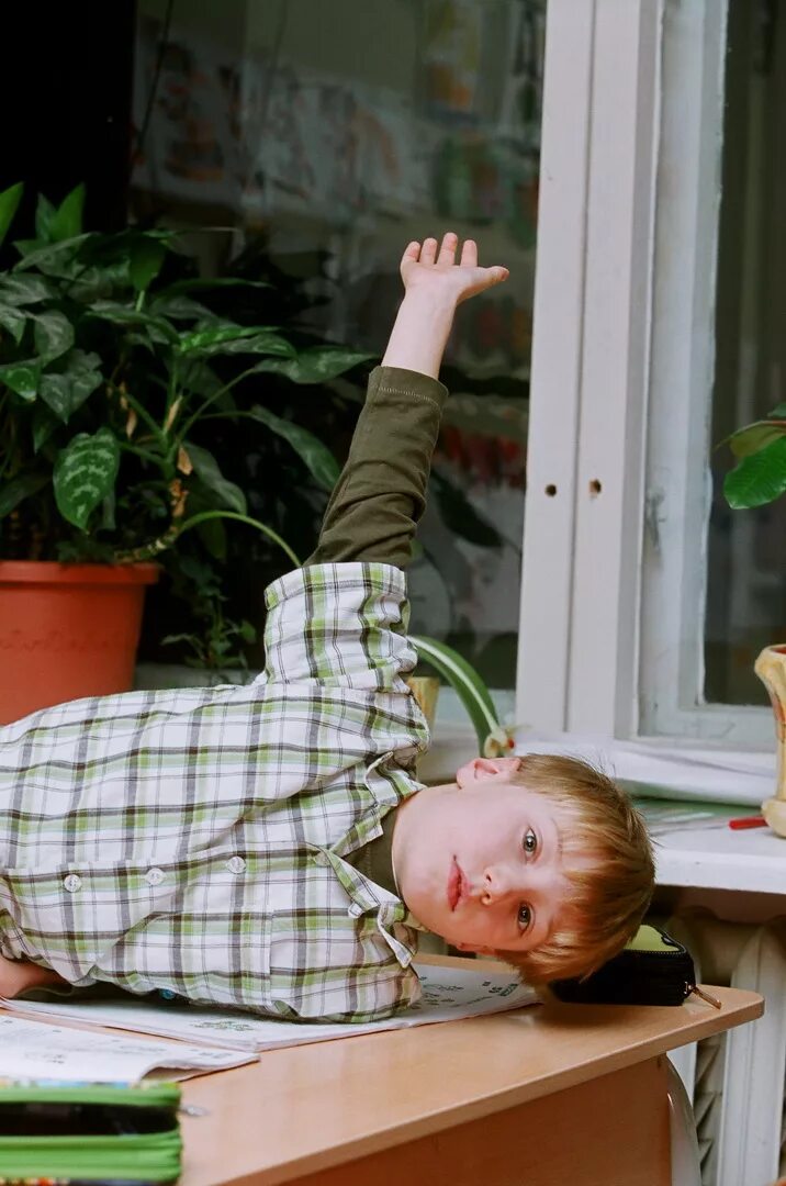 Гиподинамия. Школьник скучает на уроке. Ученик. Скучает на уроке. Пассивный школьник.