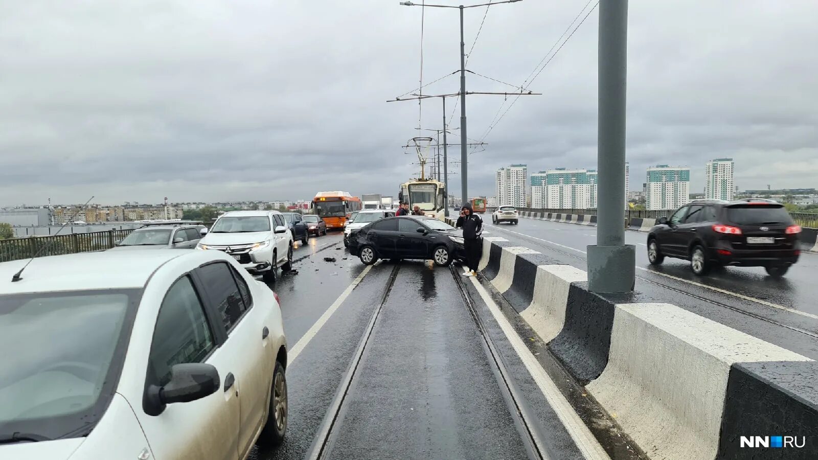 Влетела в отбойник. Авария на Молитовском мосту Нижний Новгород 22 сентября. Машина влетела в отбойник. Отбойник моста.