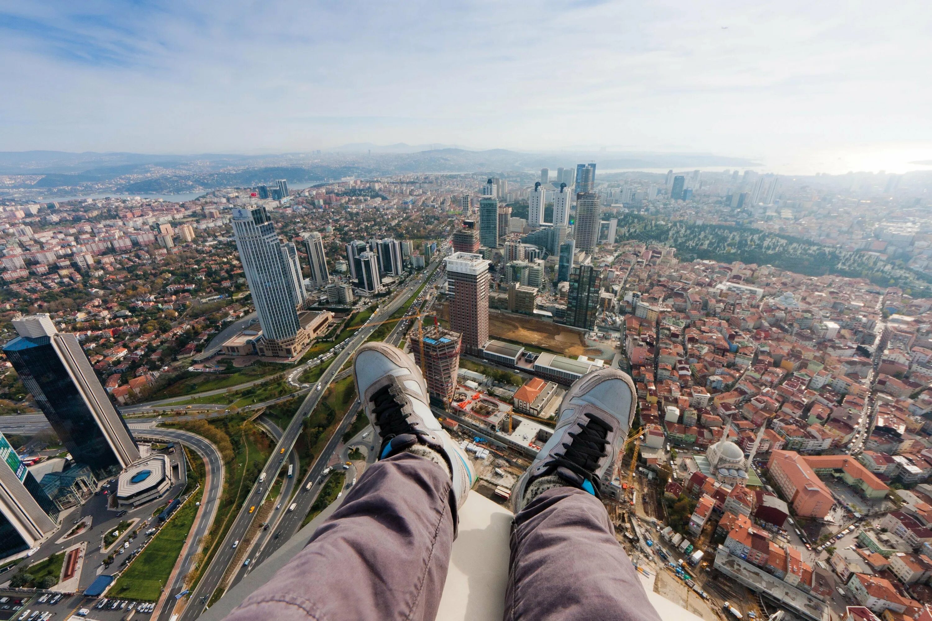 С высоты 1 час. Небоскреб Стамбульский сапфир в Стамбуле. Вид с небоскреба. Вид с высокого здания. Красивый вид с небоскреба.