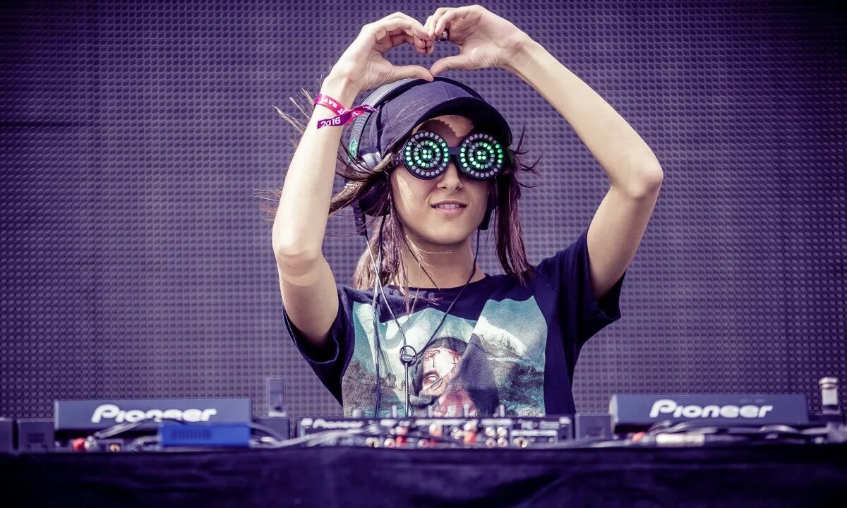 Rezz give in to you. Rezz. rezz диджей. rezz 2025. изабель резазаде.