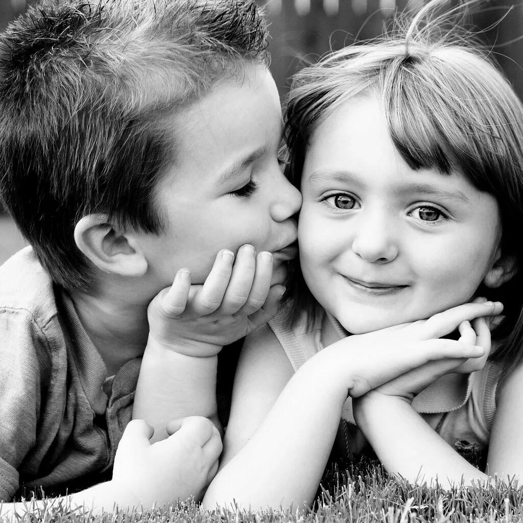 Любите детей сегодня. Детский поцелуй в щечку. Любовь к ребенку. Влюбленность дети. Дружеский поцелуй.