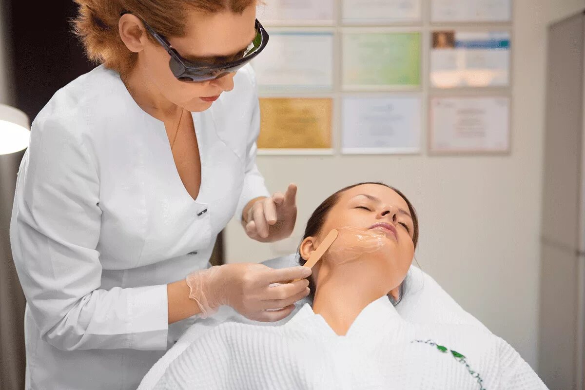 Косметолог эстетист. Профессия косметолог. Косметолог брюнетка. Клиника косметологии москва. Лучший доктор косметолог.