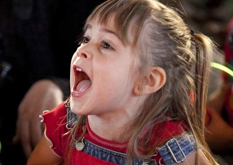 Самые малые языки. Ребенок с высунутым языком. Маленька дівчинка tongue out. Children laugh tongue out. Дити.