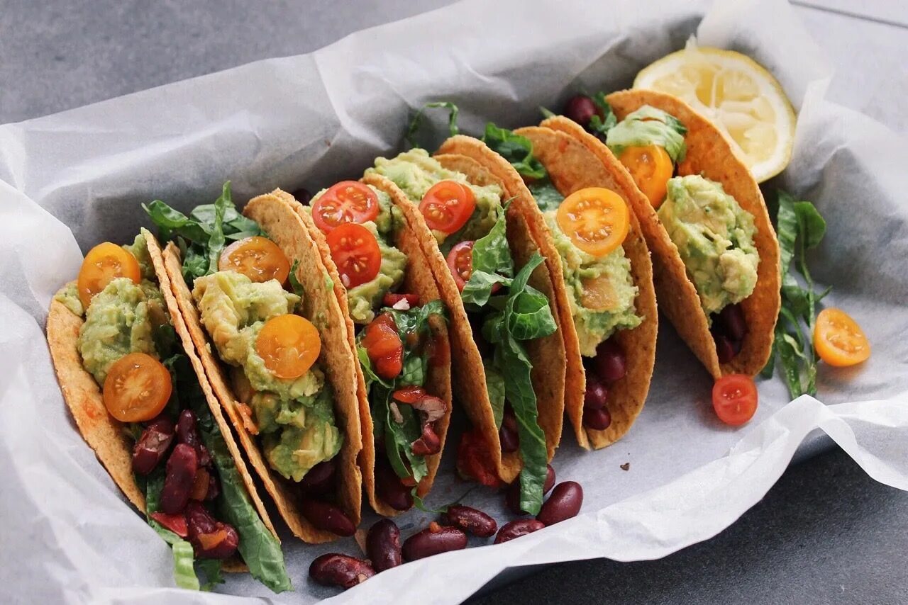 Необычные фастфуды. Правильное питание завтрак. Вкусная и полезная еда. Такос буритос. Диетическая еда.