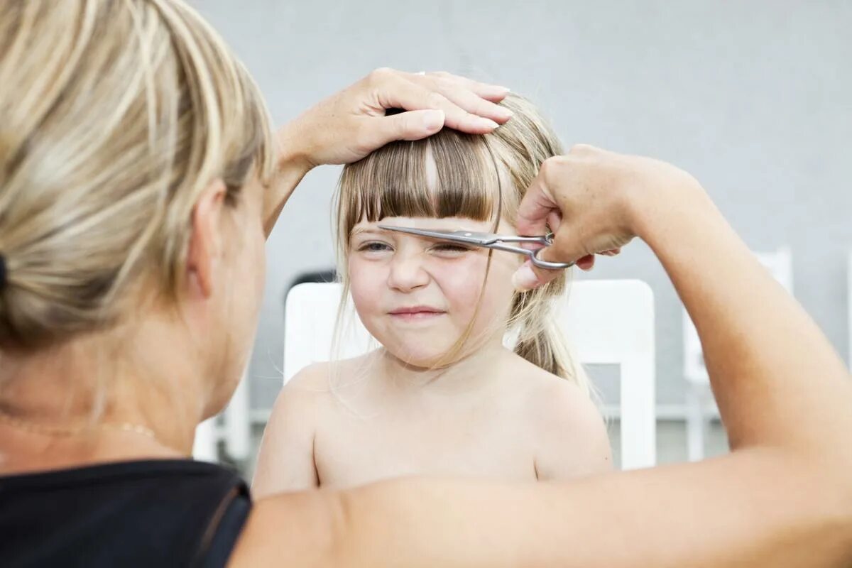 Детская стрижка челки в парикмахерской. Подстричь челку ребенку. Первая стрижка ребенка в парикмахерской. Причёски в парикмахерской для подростков девочек.