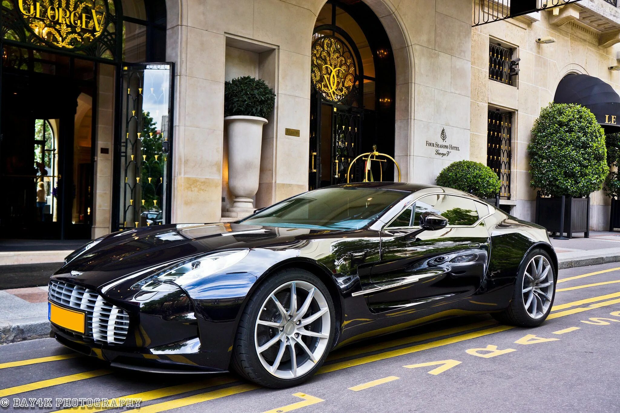Expensive car перевод. Aston Martin one-77 чёрная. Лакшери машины.
