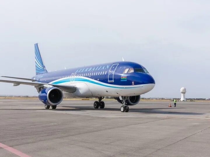 Мин воды баку самолет. Azerbaijan Airlines Москва Баку. Самолет AZAL. ЗАО «азербайджанские авиалинии». АЗАЛ Москва Баку.