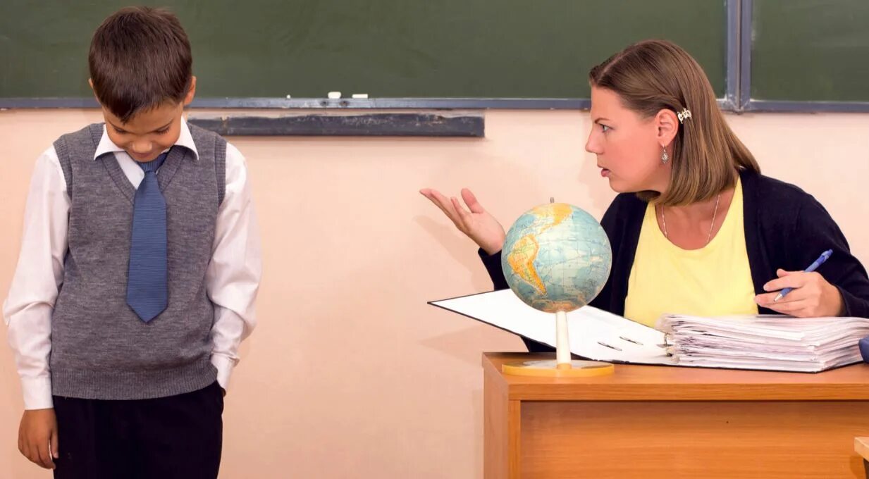 Разговор учителя и ученика. Учитель и дети. Учительница начальных классов. Учитель. Ученик е учительницу.