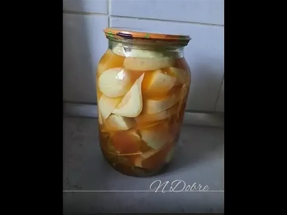 Ассорти помидоры патиссоны огурцы маринованные. Маринованные помидоры с патиссонами. Жареные патиссоны. Патиссоны с чили. Патиссоны с чили.