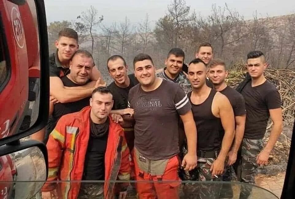 Голозадая бригада Либерия. Бригада фотографии. Бригада 9 человек. Команда пожарных погибших в Бейруте.