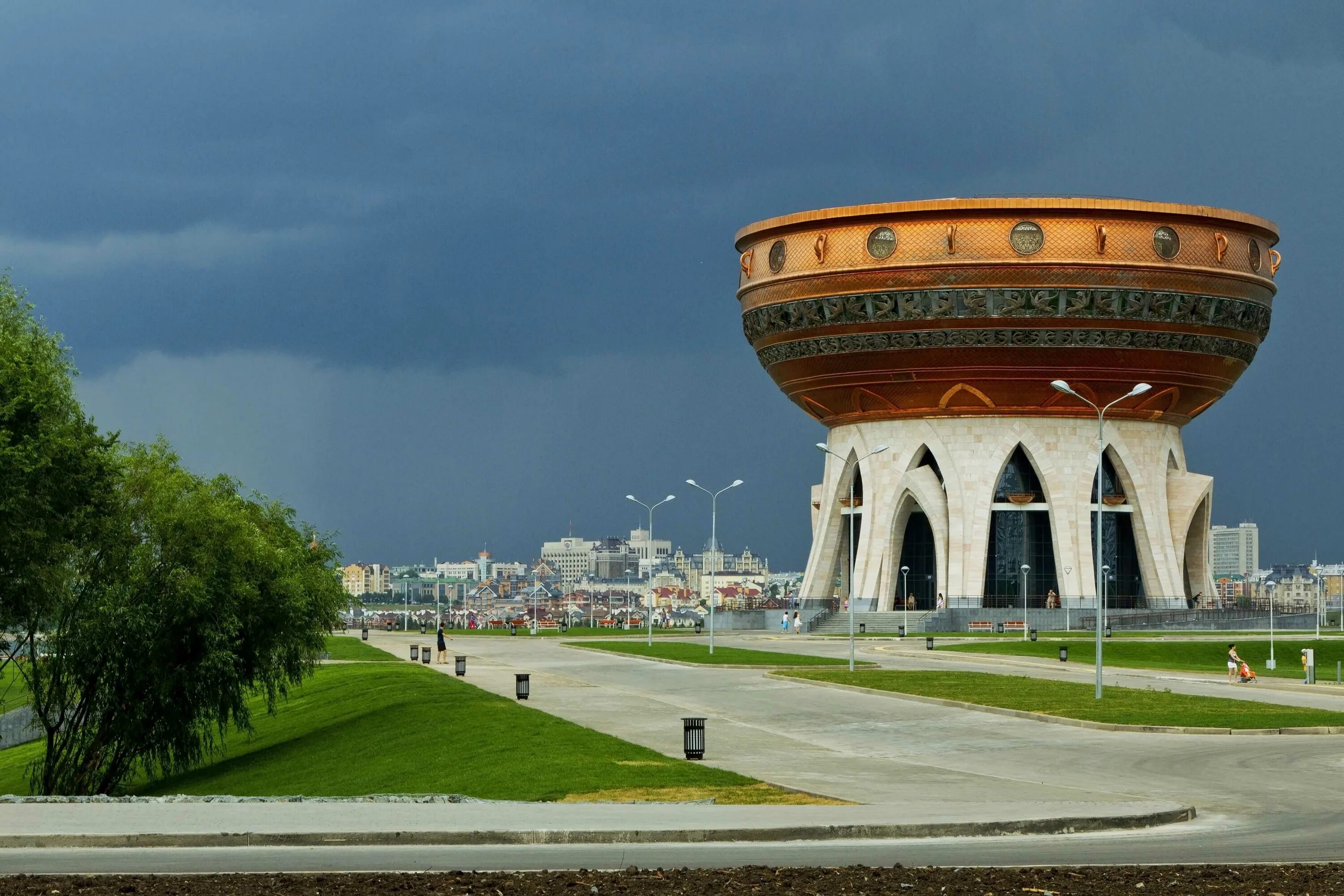 Казан королева. Казань дворец бракосочетаний чаша. Дворец бракосочетания «чаша казаь. Центр семьи казан в Казани. Дворец бракосочетания казан в Казани.